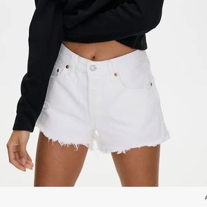 Levi 501 shorts in white, size women’s 28